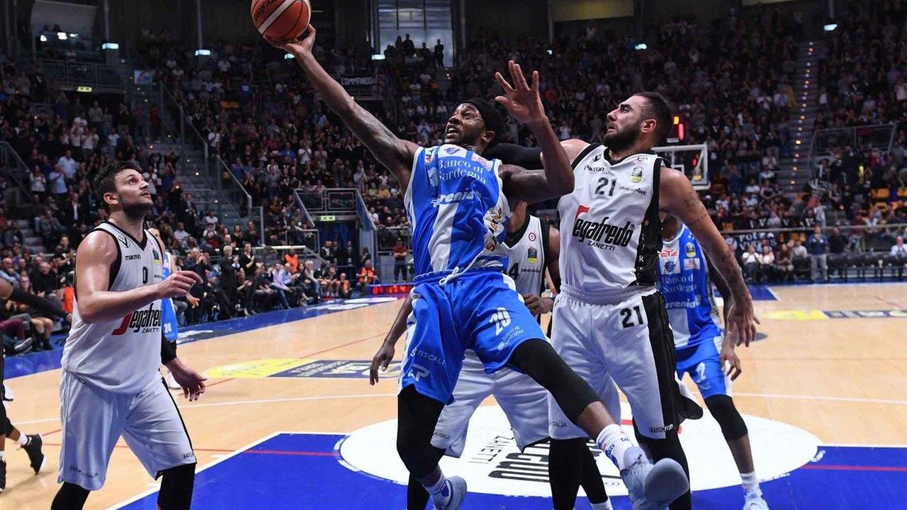 Levi Randolph sotto canestro a Bologna