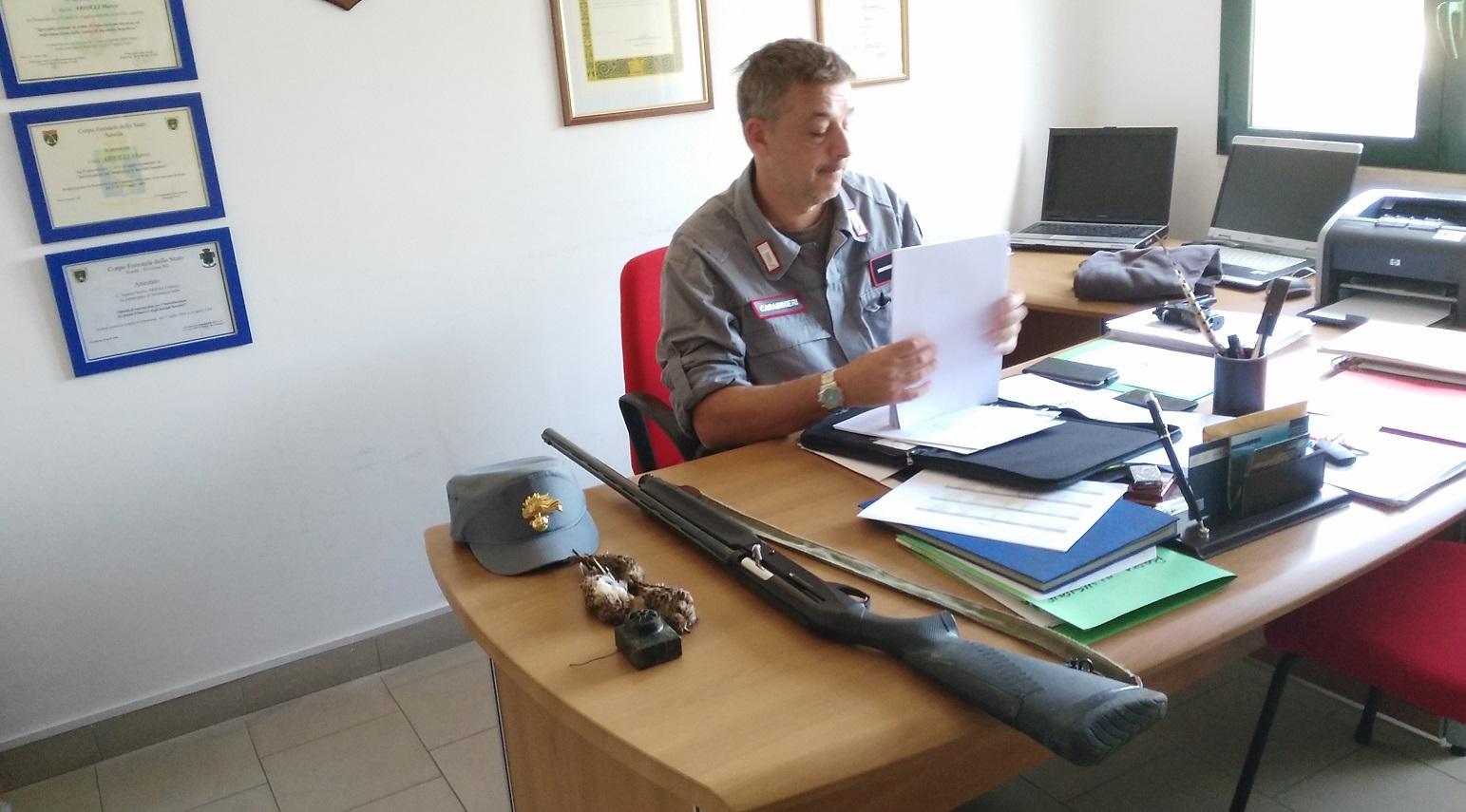 I carabinieri Forestali e il fucile sequestrato