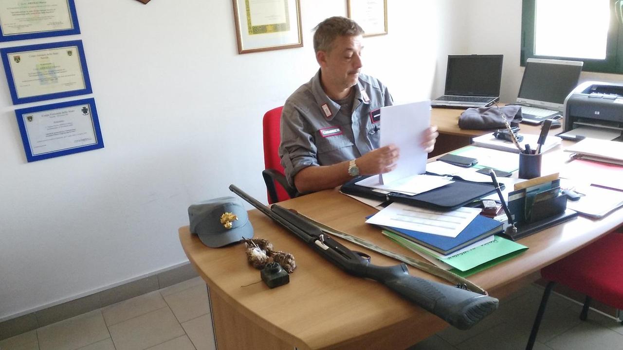 I carabinieri Forestali e il fucile sequestrato