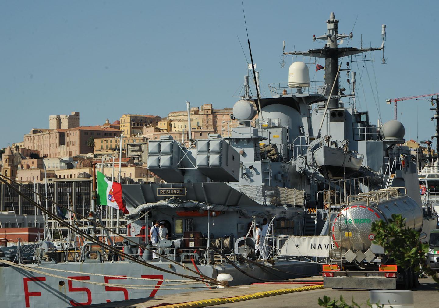 Nave militare al molo Ichnusa (foto Mario Rosas)