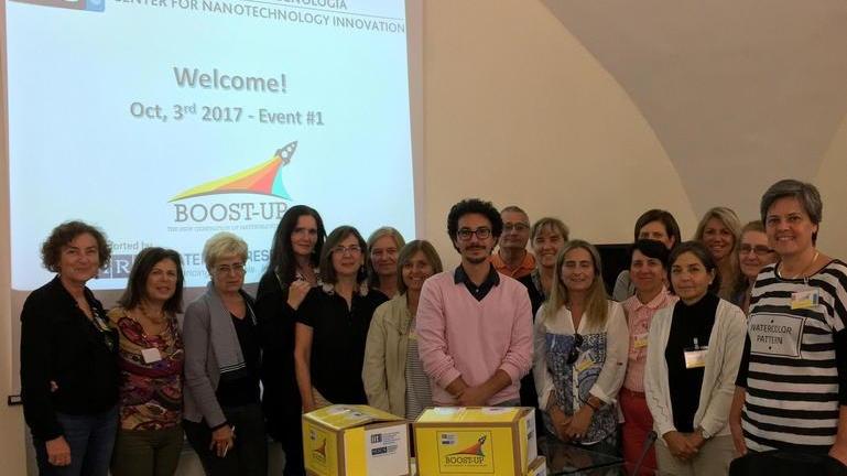 Il ricercatore Valerio Voliani (al centro) durante l’incontro con gli insegnanti