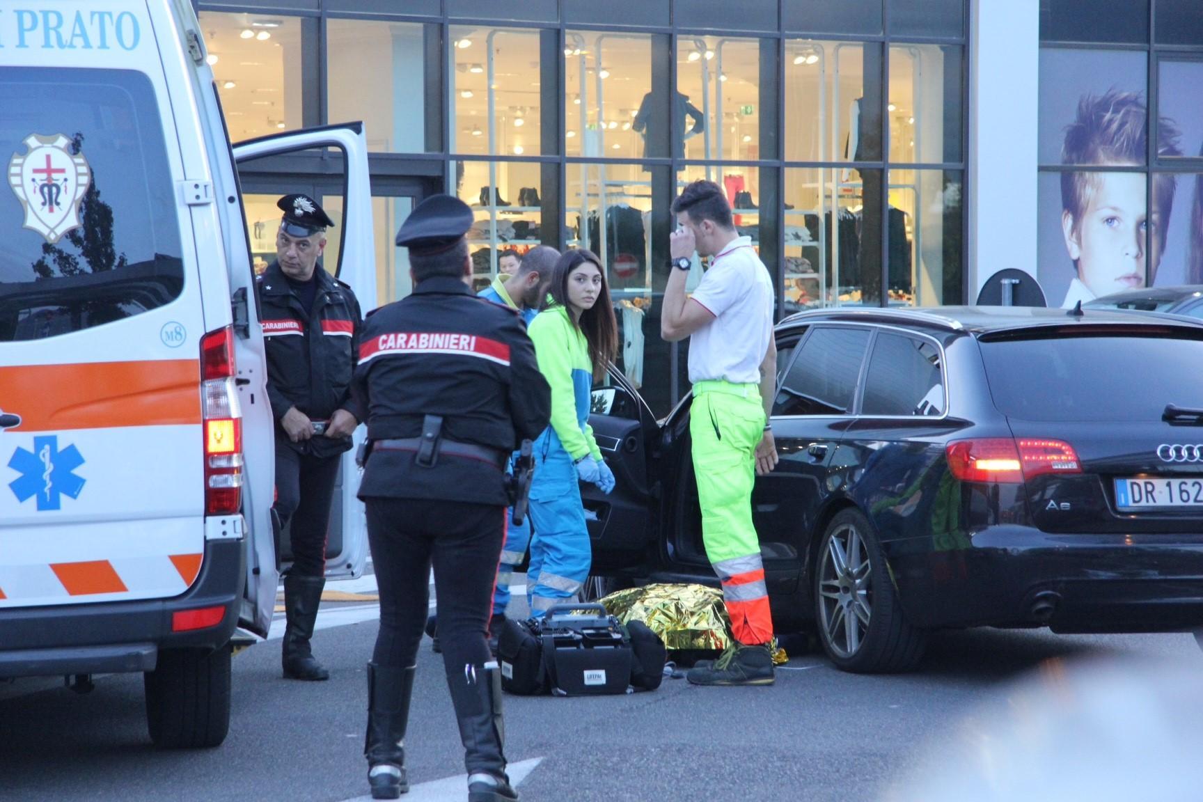 I soccorsi all'uomo che si è sentito male nel parcheggio (foto Batavia)