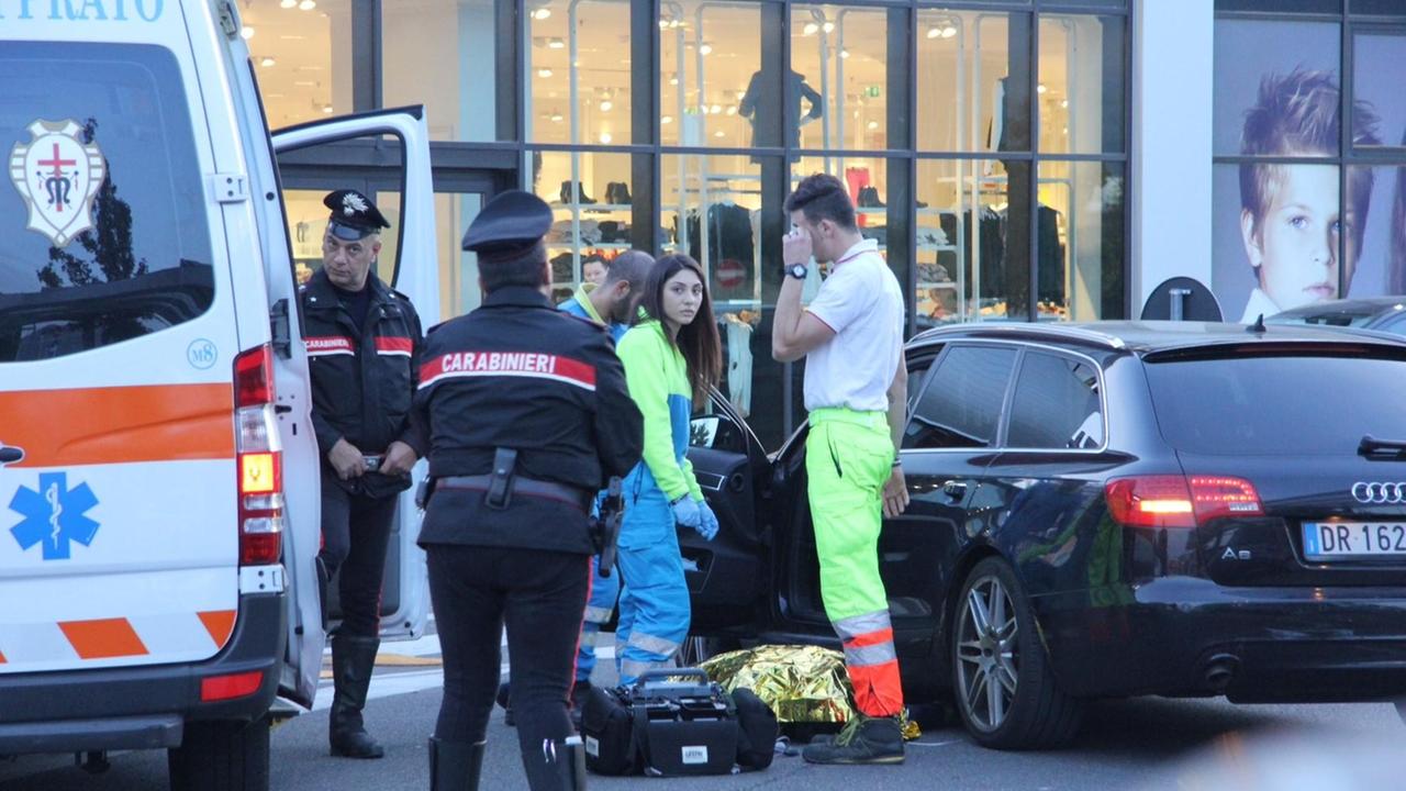 I soccorsi all'uomo che si è sentito male nel parcheggio (foto Batavia)