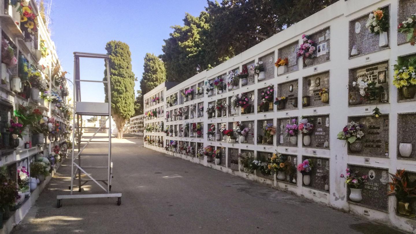 Loculo del marito troppo in alto, nonnina di 84 anni disperata 