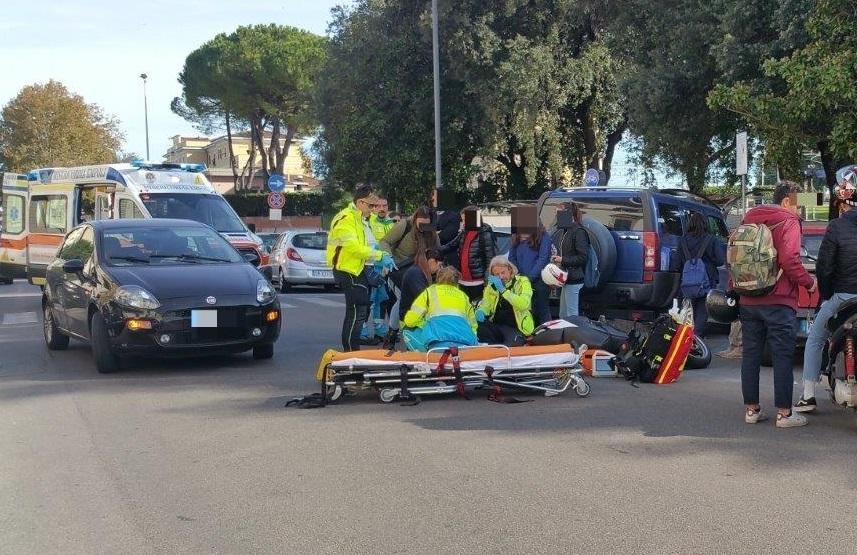 I soccorsi sul luogo dell'incidente (Foto Agenzia Carlo Sestini)