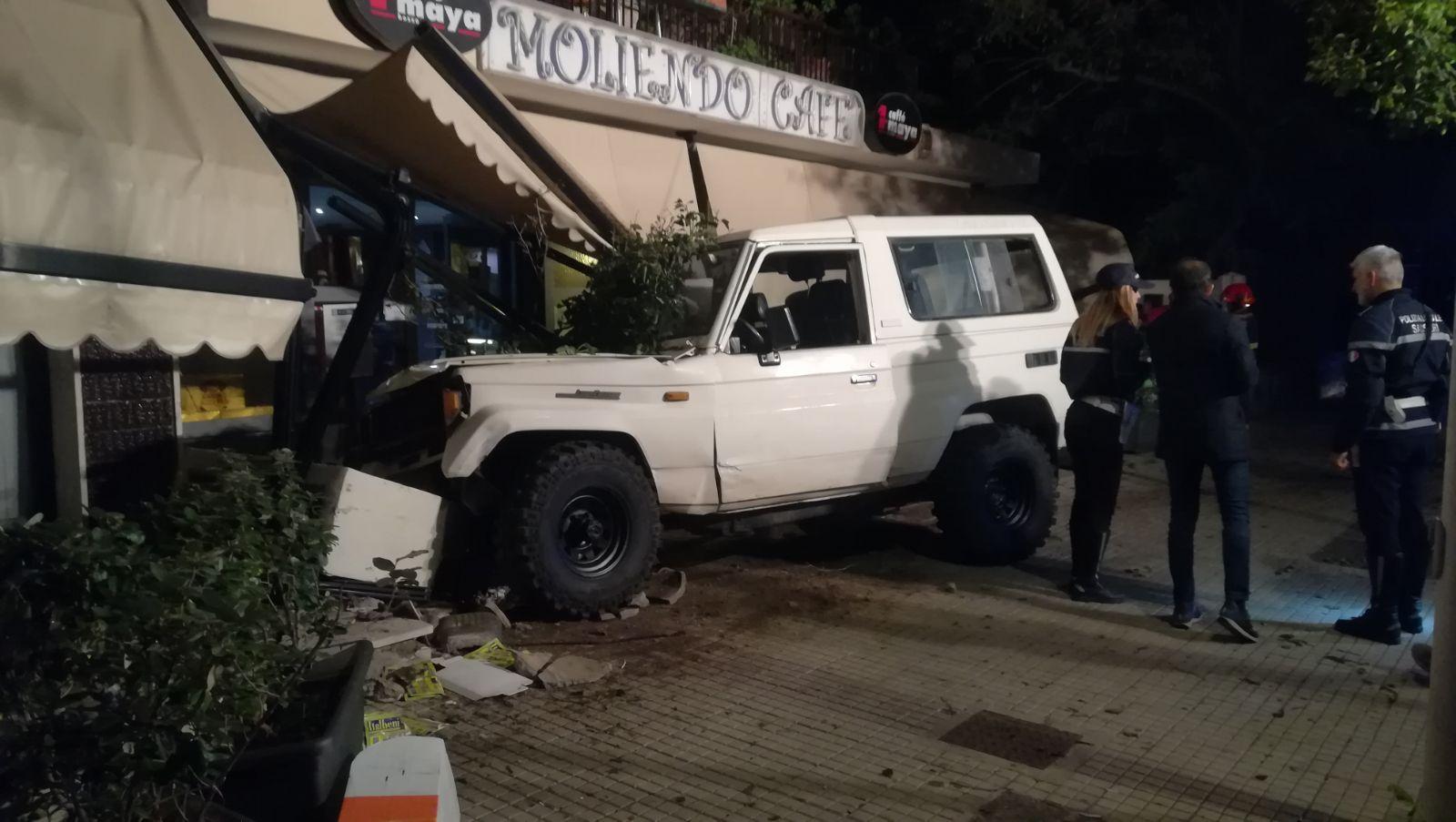 Il fuoristrada finito dentro il Moliendo Cafè a Sassari