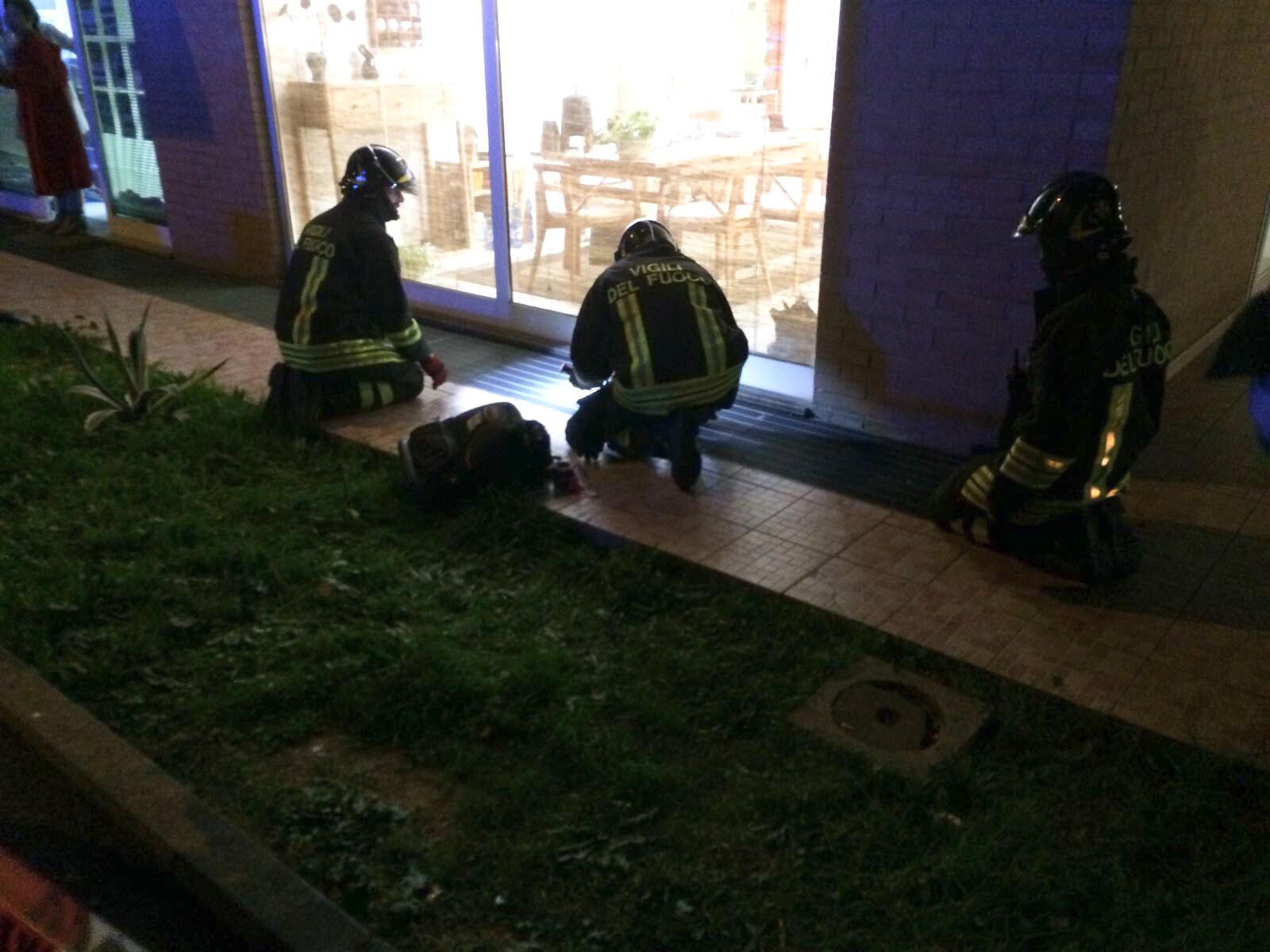 I vigili del fuoco impegnati nei soccorsi (foto Batavia)