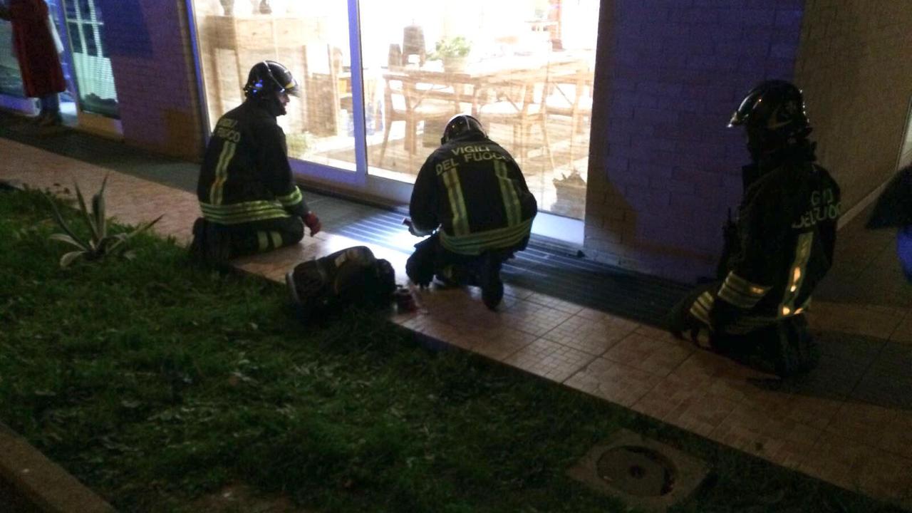 I vigili del fuoco impegnati nei soccorsi (foto Batavia)