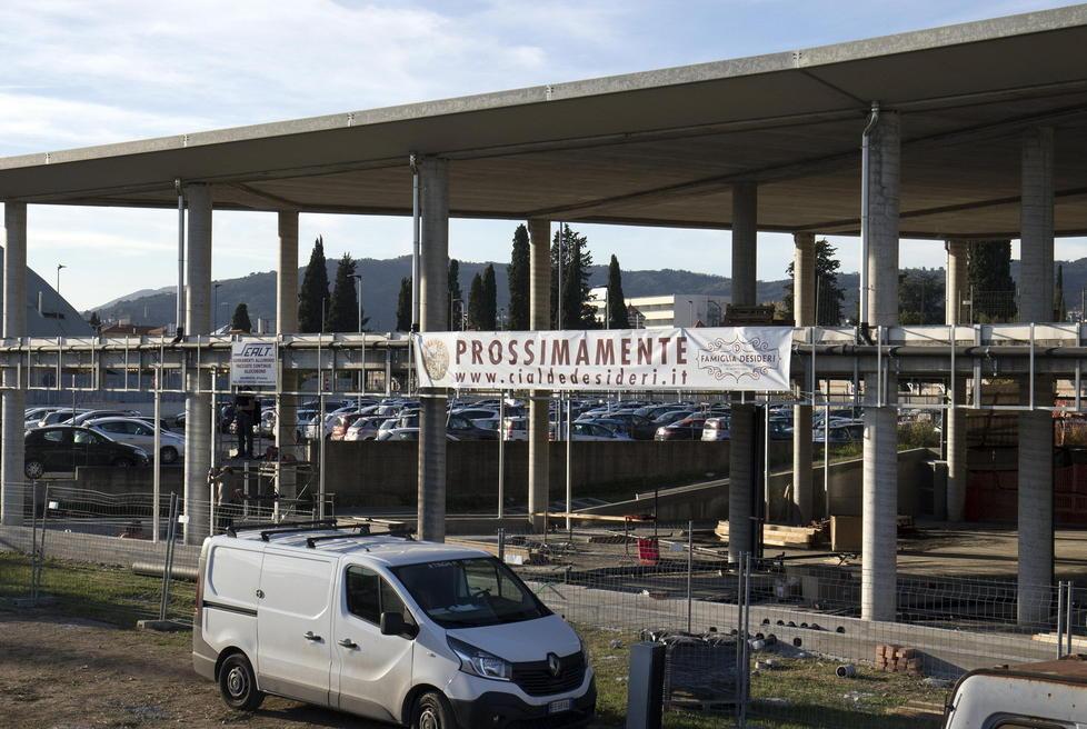 Il capannone di via Gentile dove si trasferisce Desideri (Foto Nucci)