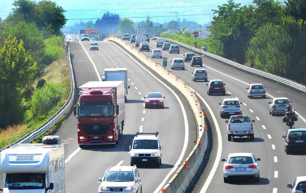 Via libera alla terza corsia dell’A11 