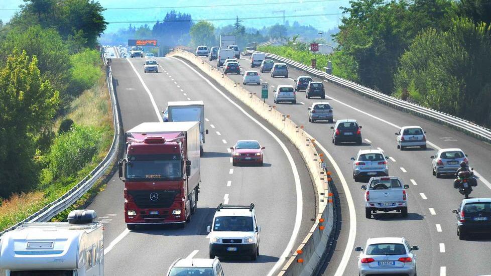 Via libera alla terza corsia dell’A11