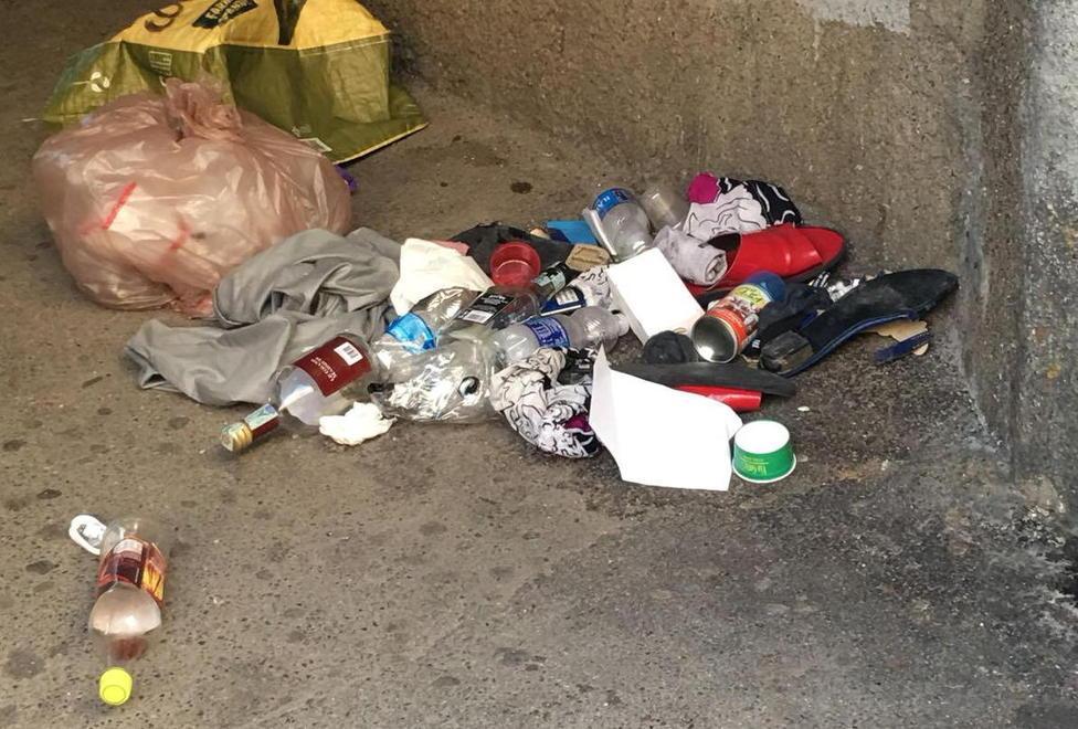 Scaricano spazzatura in via dei Portici