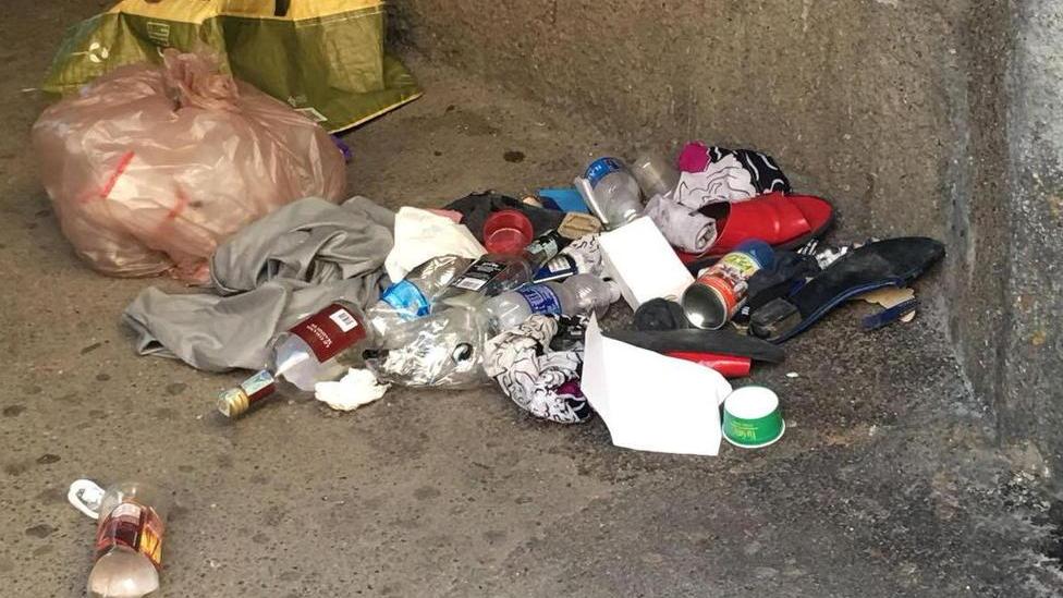 Scaricano spazzatura in via dei Portici