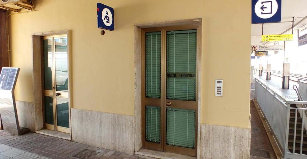 Una stazione vuota e senza i servizi 