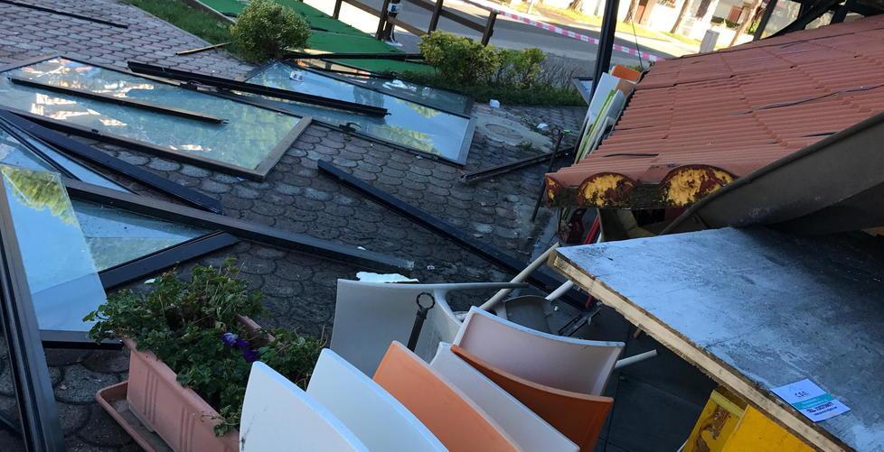 Un ristorante devastato dalle fiamme 