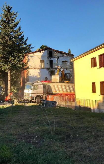 Via alla demolizione della “casa rossa” 