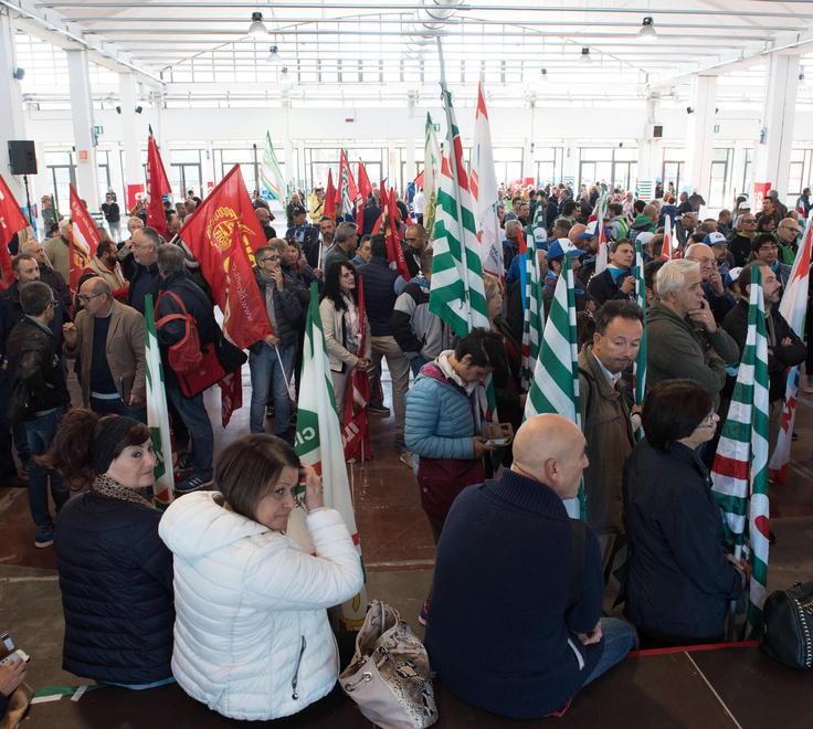 Mille sindacalisti al Polo fiere «Si cambi la legge di bilancio»