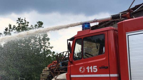 Fiamme all’esterno di un silos della Falegnameria Corradini