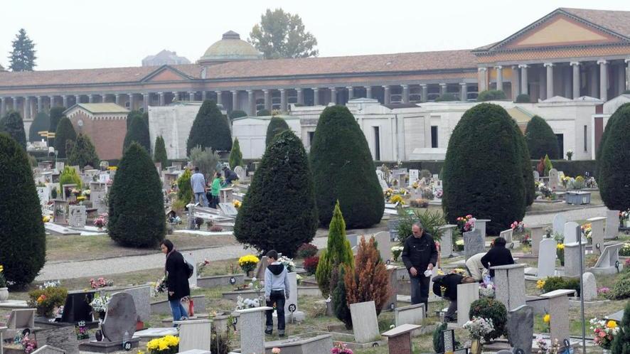 Modena, riaprono anche i cimiteri: ma con orario ridotto