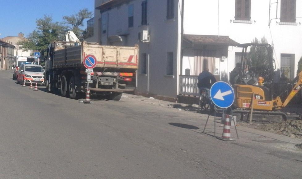 Cade la sponda del camion, ferito operaio