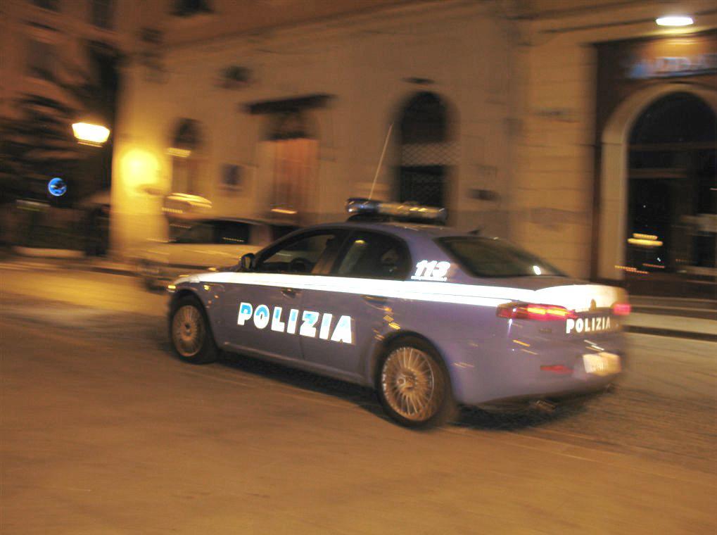 Aggredisce una donna e il suo soccorritore 