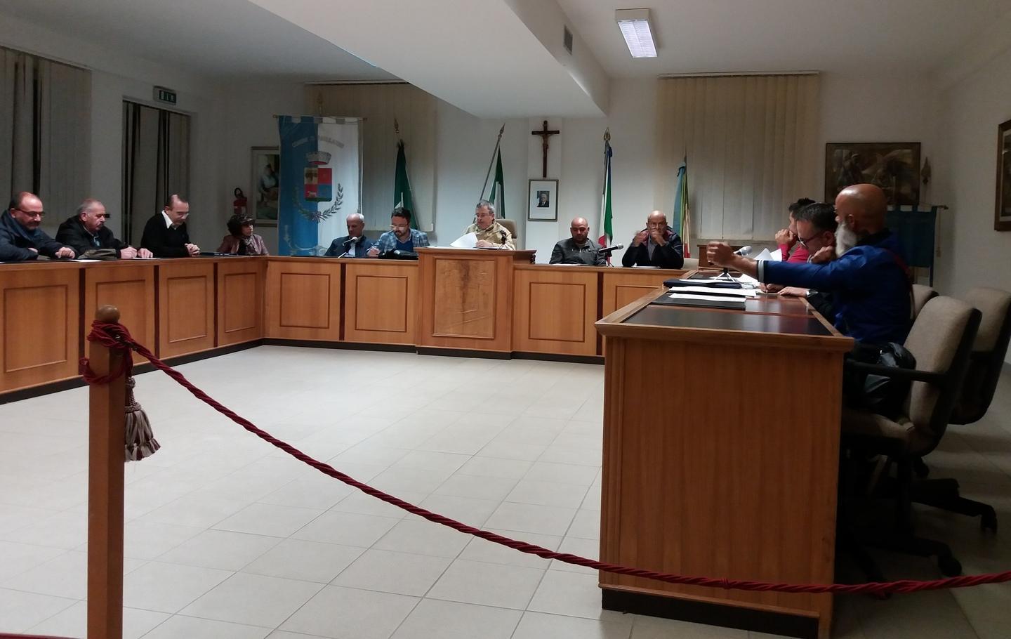 L’opposizione minaccia querele 