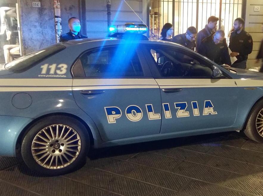 Minaccia la vigilanza con un coltello e scappa