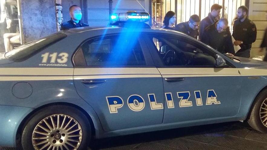 Minaccia la vigilanza con un coltello e scappa
