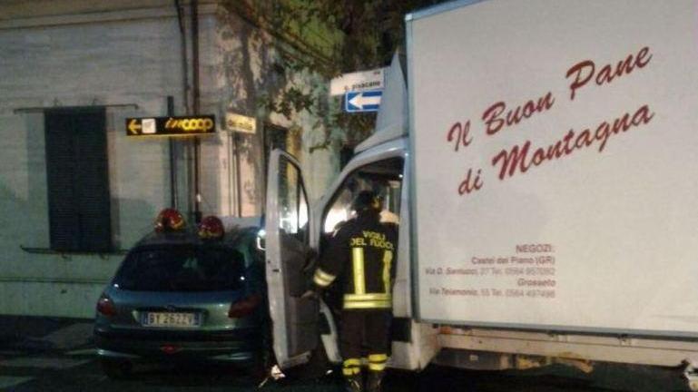 Schianto all’incrocio: traffico in tilt