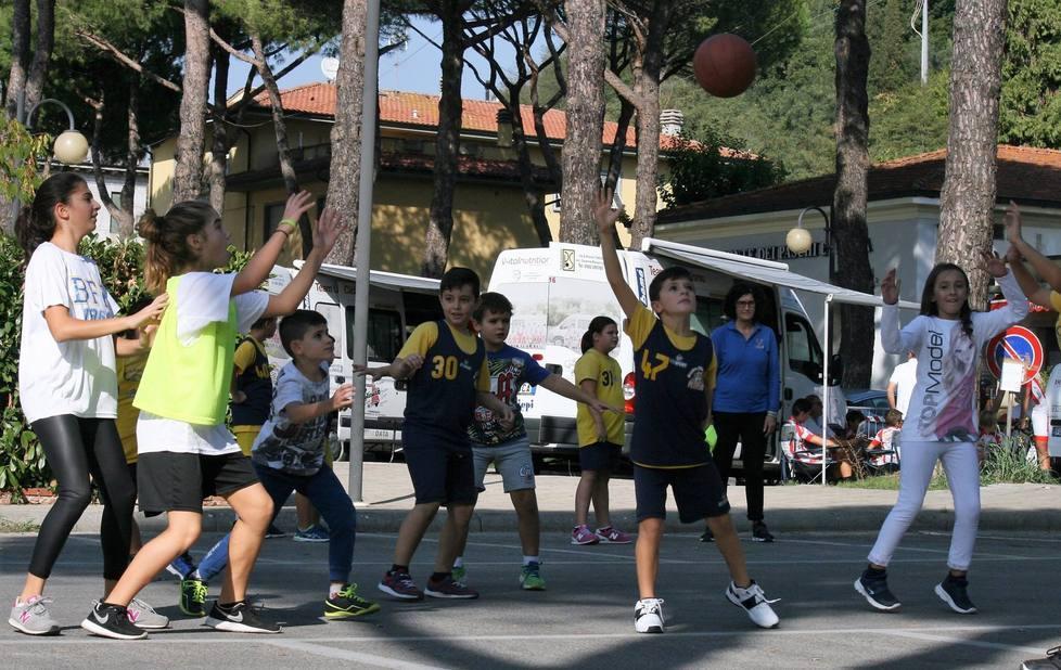Porcari e Montecarlo, a scuola c’è l’ora di basket 