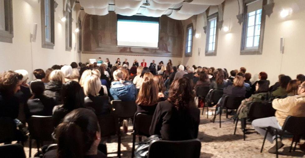 Sala gremita al convegno sul seno 