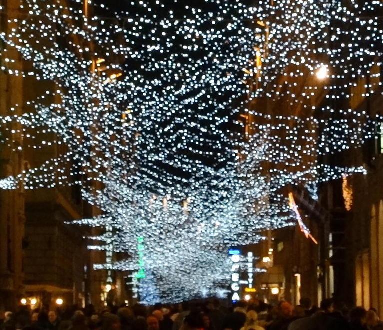 Luci di Natale in centro parte la raccolta di adesioni 