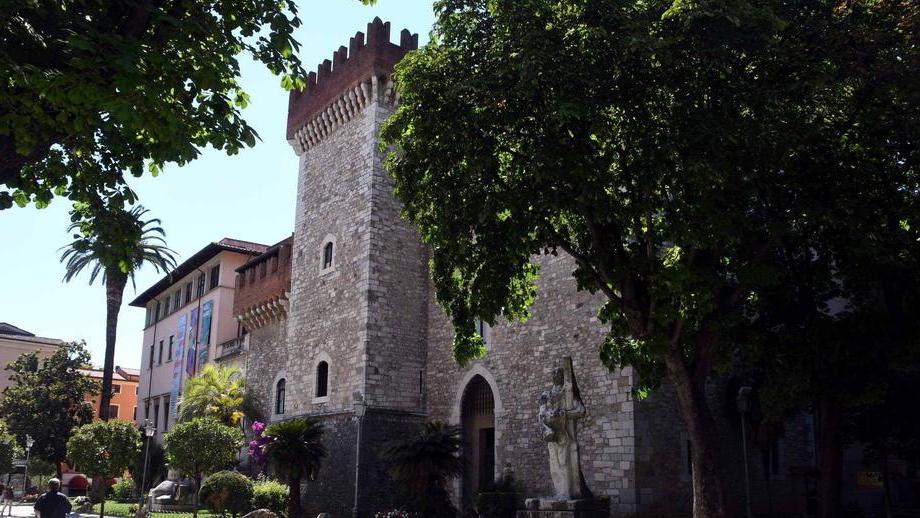 Molestie, prof di Belle Arti indagato