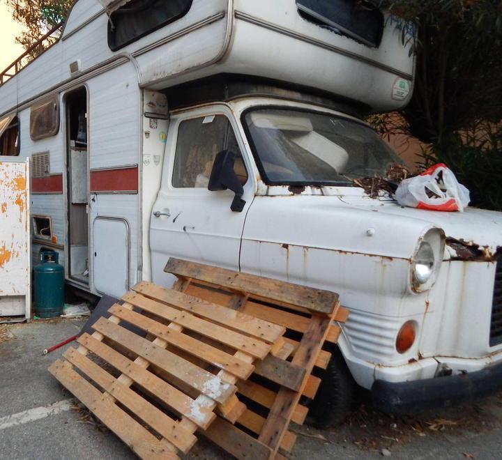 Sopralluogo dei tecnici di Casalp in via Bixio ma il cimitero di auto per adesso resta lì