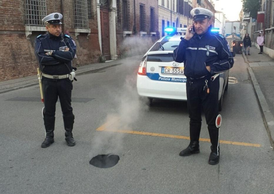 Si apre una buca fumante in via Palestro