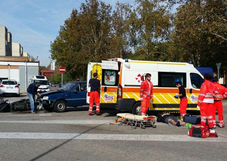 Scontro all’incrocio, scooterista finisce all’ospedale