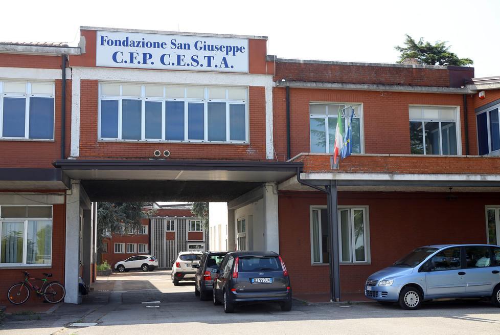 Con la droga davanti alla scuola 
