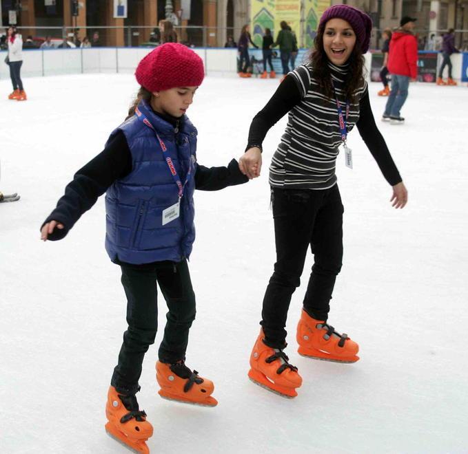 In piazza mercatino di Natale e pista di ghiaccio