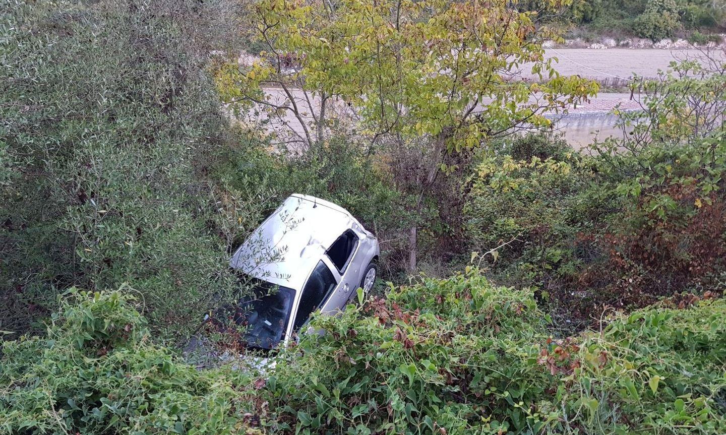 Vola fuori strada sotto il viadotto