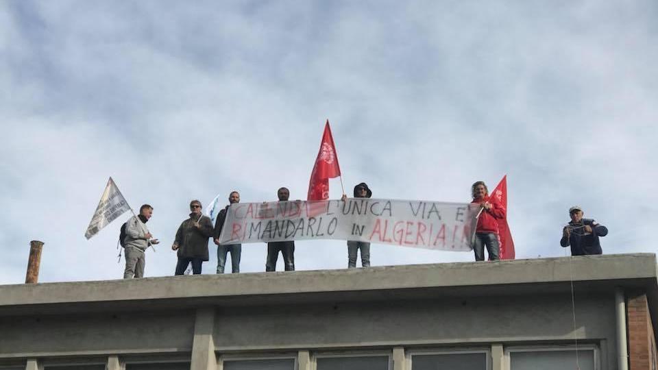 Lo striscione dei dipendenti (foto da Fiom Cgil Livorno)