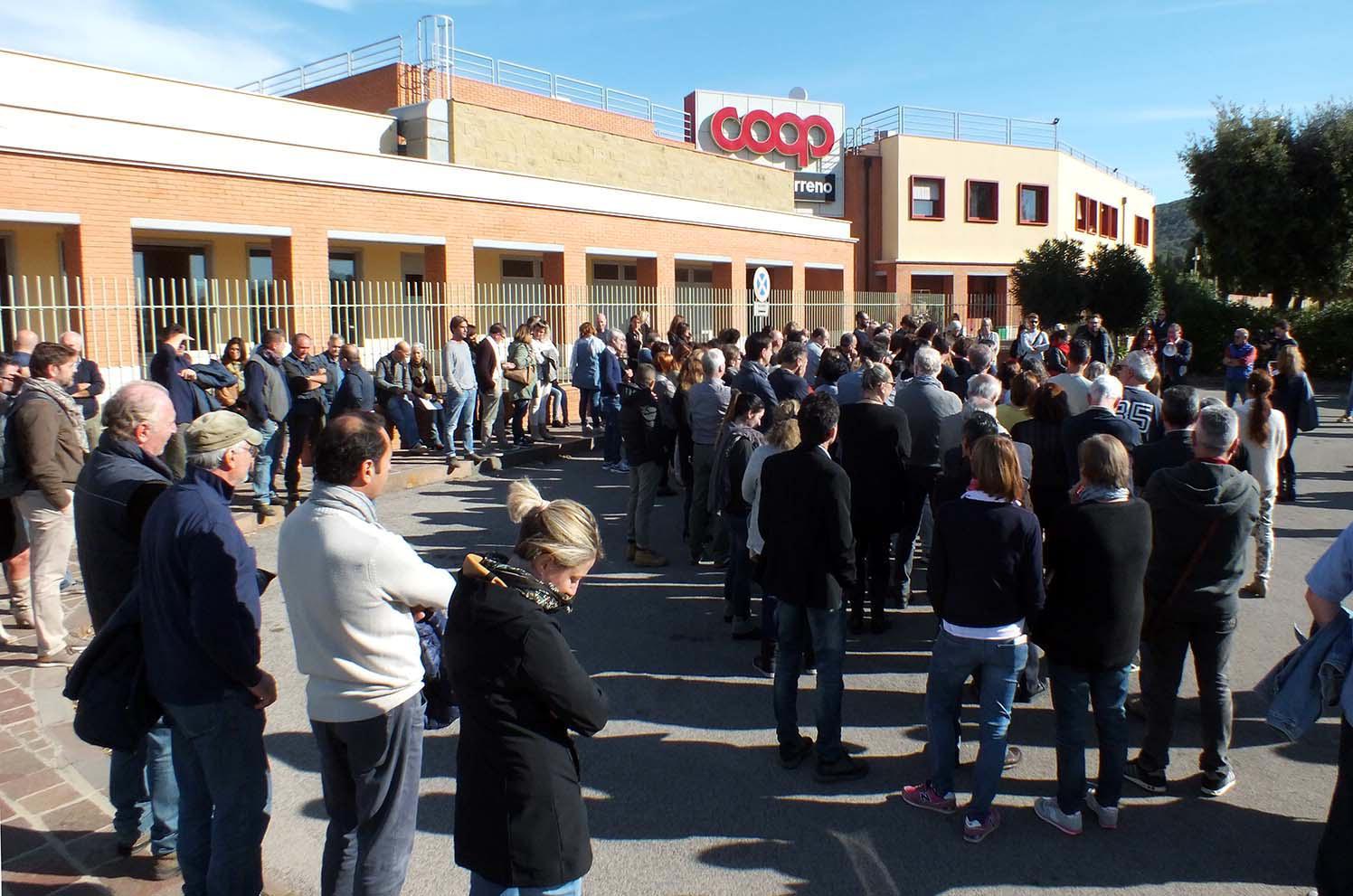 Un’immagine dell’assemblea davanti al cancello della direzione Unicoop Tirreno a Vignale Riotorto (fotoservizio Paolo Barlettani)