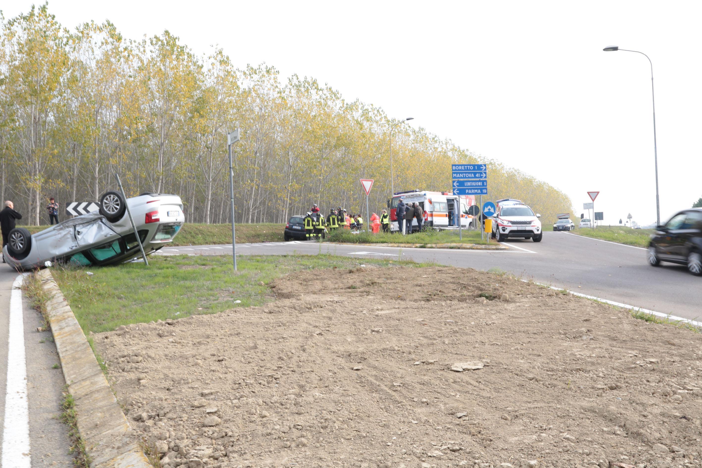 Brescello, schianto all'incrocio: auto si ribalta