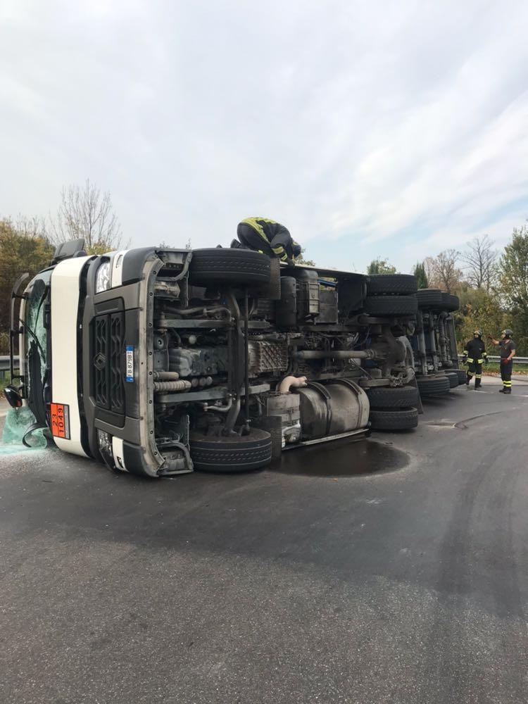 Via Emilia, camion rovesciato a Castelfranco traffico bloccato 