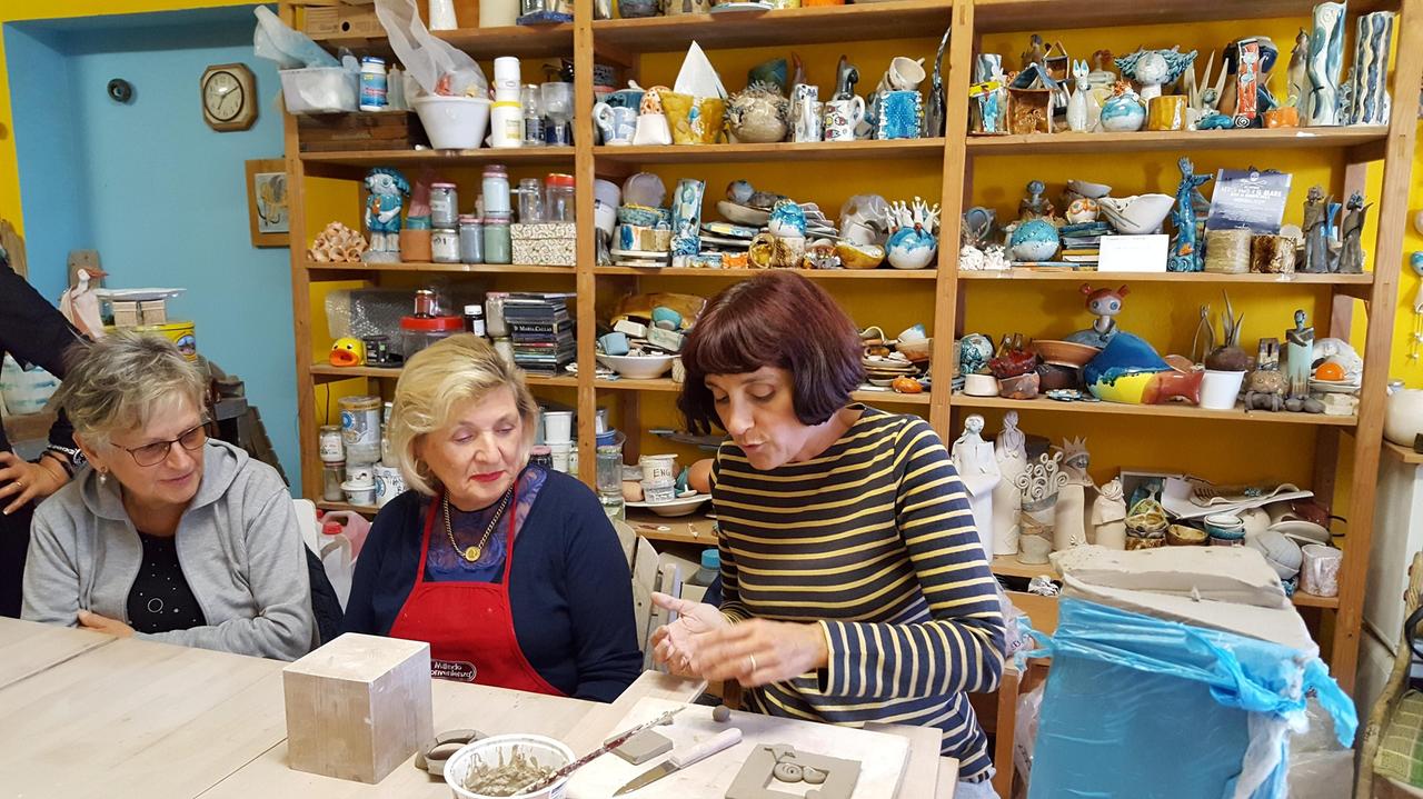 Deborah Ciolli nel suo laboratorio durante uno dei corsi organizzati dall’associazione “Sempre donna”