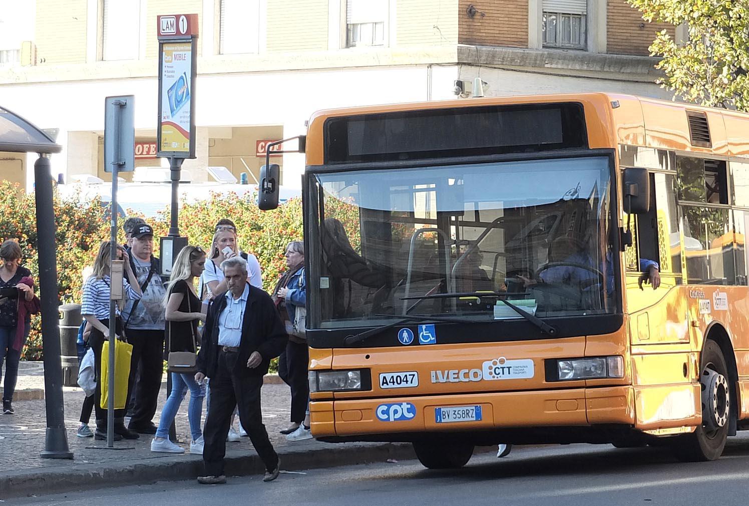 Un autobus di Ctt nord a Pisa (foto Muzzi)