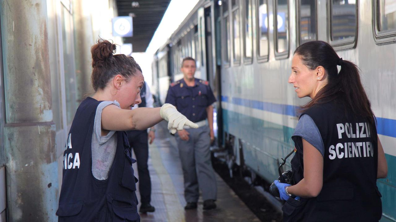 La polizia alla stazione centrale di Prato (archivio)
