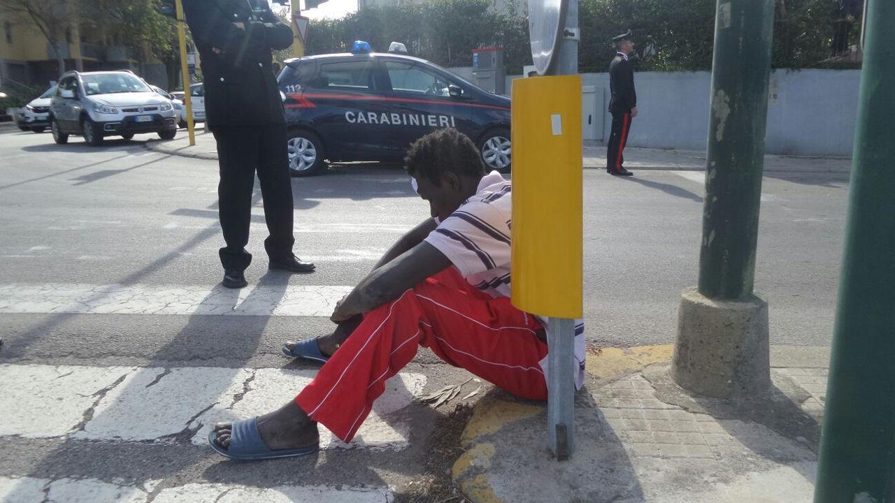Un migrante ferito durante la lite (foto Nuvoli)