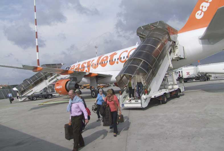 Un aereo EasyJet all'aeroporto di Pisa (foto Muzzi)