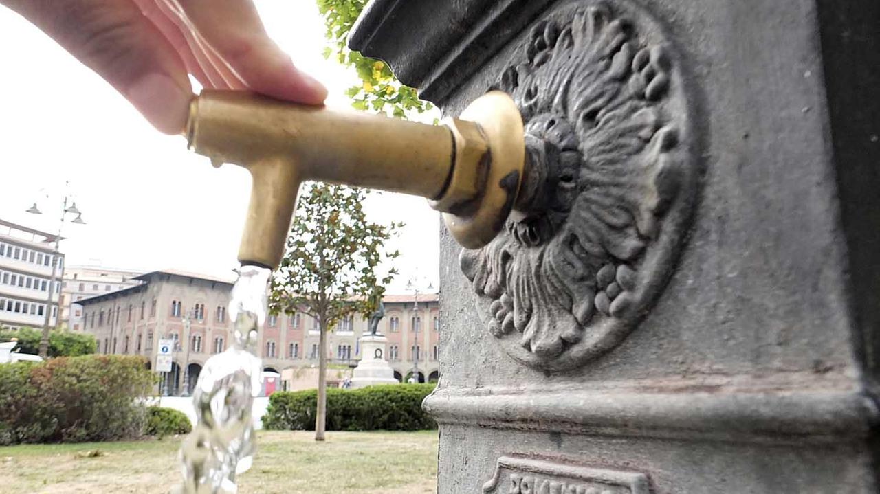 Acqua, stangata in vista: la bolletta sale del 6 per cento