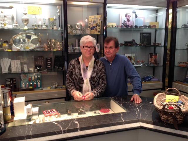 Daniele Ferretti dietro al bancone del negozio con la moglie Giuliana Malucchi